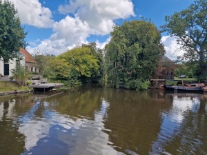 
                            <b>Rustige waterkant met houten steiger en aangemeerde boot</b><br>
                                                        <b>ISO:</b> 50 | <b>Sluitertijd:</b> 737463/500000000 | <b>Diafragma:</b> f/1.8 | <b>Datum:</b> 2025-09-14

                        