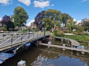 
                            <b>Witte voetgangersbrug over water met gebogen vlonderpad.</b><br>
                                                        <b>ISO:</b> 50 | <b>Sluitertijd:</b> 1039501/500000000 | <b>Diafragma:</b> f/1.8 | <b>Datum:</b> 2025-09-14

                        