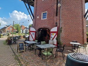 
                            <b>Terras bij molen met geopende rode deuren en uitnodigend bord.</b><br>
                                                        <b>ISO:</b> 50 | <b>Sluitertijd:</b> 426621/250000000 | <b>Diafragma:</b> f/1.8 | <b>Datum:</b> 2025-09-14

                        