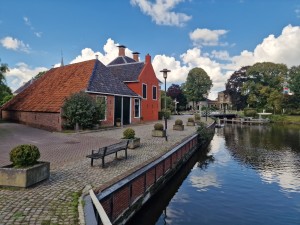 
                            <b>Rood bakstenen pand aan gracht met aangebouwde schuur.</b><br>
                                                        <b>ISO:</b> 50 | <b>Sluitertijd:</b> 1305483/1000000000 | <b>Diafragma:</b> f/1.8 | <b>Datum:</b> 2025-09-14

                        