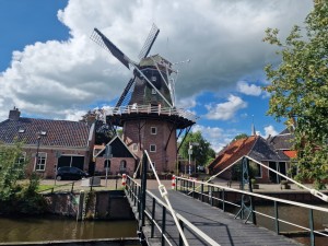 
                            <b>Historische Nederlandse windmolen met houten omloop en bakstenen onderbouw.</b><br>
                                                        <b>ISO:</b> 50 | <b>Sluitertijd:</b> 1/17241 | <b>Diafragma:</b> f/1.8 | <b>Datum:</b> 2025-09-14

                        