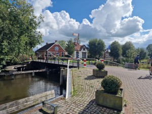 
                            <b>Kleine ophaalbrug over kanaal bij dorpshuizen</b><br>
                                                        <b>ISO:</b> 50 | <b>Sluitertijd:</b> 1/16393 | <b>Diafragma:</b> f/1.8 | <b>Datum:</b> 2025-09-14

                        