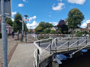 
                            <b>Kleine ophaalbrug met gesloten slagbomen over een kanaal.</b><br>
                                                        <b>ISO:</b> 50 | <b>Sluitertijd:</b> 1/5682 | <b>Diafragma:</b> f/1.8 | <b>Datum:</b> 2025-09-14

                        