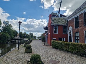 
                            <b>Historische windmolen op rood bakstenen gebouw aan kade.</b><br>
                                                        <b>ISO:</b> 50 | <b>Sluitertijd:</b> 3747/6250000 | <b>Diafragma:</b> f/1.8 | <b>Datum:</b> 2025-09-14

                        
