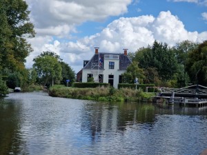 
                            <b>Wit dijkhuis met balkon en vlag aan het water.</b><br>
                                                        <b>ISO:</b> 50 | <b>Sluitertijd:</b> 1/2538 | <b>Diafragma:</b> f/2.4 | <b>Datum:</b> 2025-09-14

                        