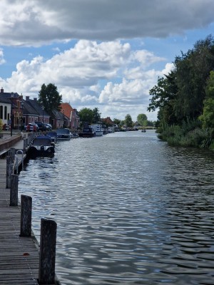 
                            <b>Kanaal met aangemeerde boten langs houten steiger.</b><br>
                                                        <b>ISO:</b> 50 | <b>Sluitertijd:</b> 1/3436 | <b>Diafragma:</b> f/2.4 | <b>Datum:</b> 2025-09-14

                        