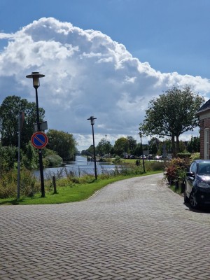 
                            <b>Kanaal met wandelpad en kleine brug in de verte.</b><br>
                                                        <b>ISO:</b> 50 | <b>Sluitertijd:</b> 1/7042 | <b>Diafragma:</b> f/2.4 | <b>Datum:</b> 2025-09-14

                        