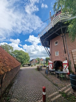 
                            <b>Historische stellingmolen met bakstenen onderbouw en witte omloop.</b><br>
                                                        <b>ISO:</b> 50 | <b>Sluitertijd:</b> 1/2012 | <b>Diafragma:</b> f/2.2 | <b>Datum:</b> 2025-09-14

                        