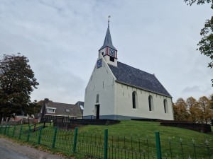 
                            <b>Witte dorpskerk met klokketoren en leien dak.</b><br>
                                                        <b>ISO:</b> 50 | <b>Sluitertijd:</b> 1/15873 | <b>Diafragma:</b> f/1.8 | <b>Datum:</b> 2025-10-12

                        