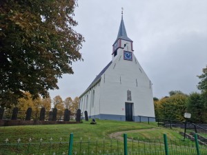 
                            <b>Witte dorpskerk met hoge torenspits en blauwe uurwerkklokken.</b><br>
                                                        <b>ISO:</b> 50 | <b>Sluitertijd:</b> 1/11111 | <b>Diafragma:</b> f/1.8 | <b>Datum:</b> 2025-10-12

                        