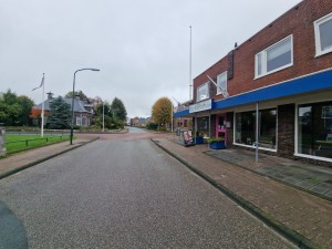 
                            <b>Winkelpand Het Winkelhuis met blauwe luifel en etalages aan straat.</b><br>
                                                        <b>ISO:</b> 50 | <b>Sluitertijd:</b> 1/728 | <b>Diafragma:</b> f/2.2 | <b>Datum:</b> 2025-10-12

                        