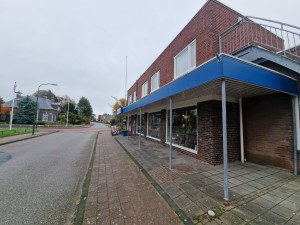 
                            <b>Bakstenen winkelpand met blauwe luifel en grote etalageramen.</b><br>
                                                        <b>ISO:</b> 50 | <b>Sluitertijd:</b> 1/672 | <b>Diafragma:</b> f/2.2 | <b>Datum:</b> 2025-10-12

                        