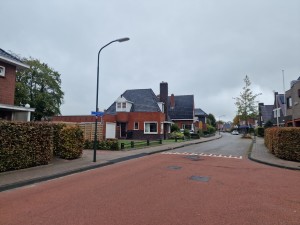 
                            <b>Dorpsstraat met bakstenen huizen.</b><br>
                                                        <b>ISO:</b> 50 | <b>Sluitertijd:</b> 1/4202 | <b>Diafragma:</b> f/1.8 | <b>Datum:</b> 2025-10-12

                        
