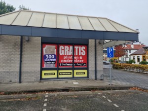 
                            <b>Winkelraam met advertentie voor laminaat en gratis plinten/ondervloer.</b><br>
                                                        <b>ISO:</b> 50 | <b>Sluitertijd:</b> 1/3774 | <b>Diafragma:</b> f/1.8 | <b>Datum:</b> 2025-10-12

                        
