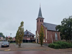 
                            <b>Bakstenen kerk met toren en spits, klassieke ramen en entree.</b><br>
                                                        <b>ISO:</b> 50 | <b>Sluitertijd:</b> 1/4367 | <b>Diafragma:</b> f/1.8 | <b>Datum:</b> 2025-10-12

                        