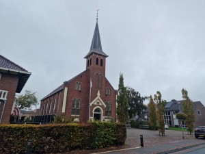 
                            <b>Bakstenen kerk met hoge torenspits en boogvormige ingang.</b><br>
                                                        <b>ISO:</b> 50 | <b>Sluitertijd:</b> 1/5405 | <b>Diafragma:</b> f/1.8 | <b>Datum:</b> 2025-10-12

                        