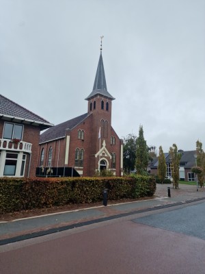 
                            <b>Bakstenen kerk met toren en haan op de spits.</b><br>
                                                        <b>ISO:</b> 50 | <b>Sluitertijd:</b> 1/4695 | <b>Diafragma:</b> f/1.8 | <b>Datum:</b> 2025-10-12

                        