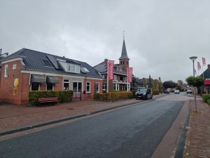 
                            <b>Bakkerij met kerktoren en vlaggen aan dorpsstraat.</b><br>
                                                        <b>ISO:</b> 50 | <b>Sluitertijd:</b> 1/4739 | <b>Diafragma:</b> f/1.8 | <b>Datum:</b> 2025-10-12

                        
