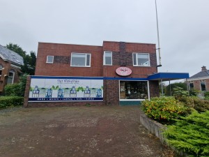 
                            <b>Bakstenen winkelpand met etalage en muurschildering van Het Winkelhuis.</b><br>
                                                        <b>ISO:</b> 50 | <b>Sluitertijd:</b> 1/850 | <b>Diafragma:</b> f/2.2 | <b>Datum:</b> 2025-10-12

                        