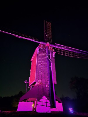 
                            <b>Traditionele windmolen in paars licht, imposant silhouet.</b><br>
                                                        <b>ISO:</b> 3200 | <b>Sluitertijd:</b> 1/8 | <b>Diafragma:</b> f/1.7 | <b>Datum:</b> 2025-11-17

                        