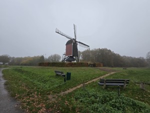 
                            <b>Klassieke Nederlandse windmolen met houten romp en grote wieken.</b><br>
                                                        <b>ISO:</b> 50 | <b>Sluitertijd:</b> 1/204 | <b>Diafragma:</b> f/2.2 | <b>Datum:</b> 2025-11-15

                        