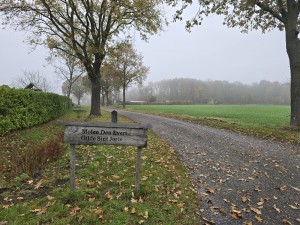 
                            <b>Houten bord met tekst Molen Den Evert, Gilde Sint Joris.</b><br>
                                                        <b>ISO:</b> 50 | <b>Sluitertijd:</b> 1/180 | <b>Diafragma:</b> f/1.7 | <b>Datum:</b> 2025-11-15

                        