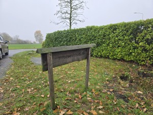 
                            <b>Houten bord met de tekst: 'Houdoe en bedankt!'</b><br>
                                                        <b>ISO:</b> 50 | <b>Sluitertijd:</b> 1/180 | <b>Diafragma:</b> f/1.7 | <b>Datum:</b> 2025-11-15

                        