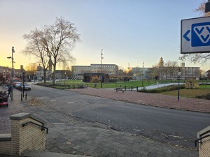 
                            <b>Stadspark met wandelpad, voetbrug en paviljoen aan het water.</b><br>
                                                        <b>ISO:</b> 16 | <b>Sluitertijd:</b> 1/180 | <b>Diafragma:</b> f/1.7 | <b>Datum:</b> 2025-11-17

                        