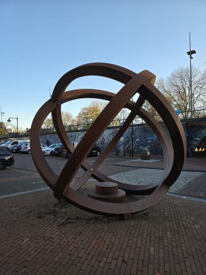 
                            <b>Grote stalen ringen vormen een abstracte bolsculptuur.</b><br>
                                                        <b>ISO:</b> 25 | <b>Sluitertijd:</b> 1/180 | <b>Diafragma:</b> f/1.7 | <b>Datum:</b> 2025-11-17

                        