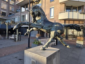 
                            <b>Bronzen standbeeld van een steigerend paard.</b><br>
                                                        <b>ISO:</b> 25 | <b>Sluitertijd:</b> 1/180 | <b>Diafragma:</b> f/1.7 | <b>Datum:</b> 2025-11-17

                        