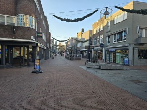 
                            <b>Lege winkelstraat met feestelijke lichtslingers en winkels.</b><br>
                                                        <b>ISO:</b> 12 | <b>Sluitertijd:</b> 1/158 | <b>Diafragma:</b> f/1.7 | <b>Datum:</b> 2025-11-17

                        