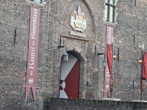 
                            <b>Ingang van het Kasteel van Sinterklaas met banieren.</b><br>
                                                        <b>ISO:</b> 250 | <b>Sluitertijd:</b> 1/120 | <b>Diafragma:</b> f/3.4 | <b>Datum:</b> 2025-11-17

                        