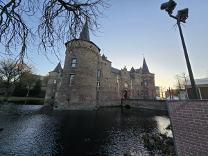 
                            <b>Middeleeuws bakstenen kasteel met torens, toegangspoort en slotgracht.</b><br>
                                                        <b>ISO:</b> 50 | <b>Sluitertijd:</b> 1/392 | <b>Diafragma:</b> f/2.2 | <b>Datum:</b> 2025-11-17

                        