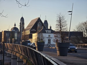 
                            <b>Brug met grote plantenbakken</b><br>
                                                        <b>ISO:</b> 32 | <b>Sluitertijd:</b> 1/195 | <b>Diafragma:</b> f/3.4 | <b>Datum:</b> 2025-11-17

                        