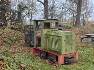 
                            <b>Verroeste groene smalspoor diesellocomotief met open cabine en wagon.</b><br>
                                                        <b>ISO:</b> 64 | <b>Sluitertijd:</b> 1/60 | <b>Diafragma:</b> f/1.7 | <b>Datum:</b> 2025-11-16

                        