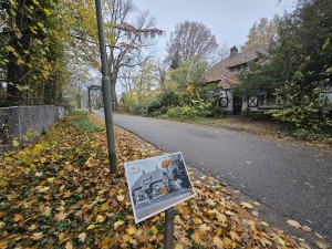 
                            <b>Informatiebord met oude foto van hetzelfde huis aan de weg.</b><br>
                                                        <b>ISO:</b> 100 | <b>Sluitertijd:</b> 1/50 | <b>Diafragma:</b> f/2.2 | <b>Datum:</b> 2025-11-16

                        