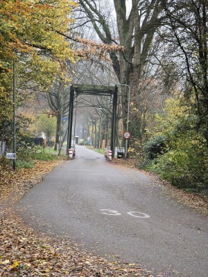
                            <b>Smalle ophaalbrug met hoogtebeperking op rustige weg.</b><br>
                                                        <b>ISO:</b> 320 | <b>Sluitertijd:</b> 1/50 | <b>Diafragma:</b> f/3.4 | <b>Datum:</b> 2025-11-16

                        