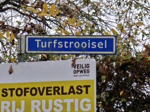 
                            <b>Straatnaambord met de naam Turfstrooisel.</b><br>
                                                        <b>ISO:</b> 250 | <b>Sluitertijd:</b> 1/100 | <b>Diafragma:</b> f/3.4 | <b>Datum:</b> 2025-11-16

                        