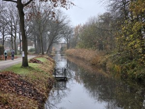 
                            <b>Smal kanaal met vissteiger en spiegelend water.</b><br>
                                                        <b>ISO:</b> 80 | <b>Sluitertijd:</b> 1/60 | <b>Diafragma:</b> f/2.4 | <b>Datum:</b> 2025-11-16

                        