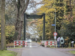
                            <b>Smalle metalen brug met rood-witte hekwerken over smalle weg.</b><br>
                                                        <b>ISO:</b> 320 | <b>Sluitertijd:</b> 1/50 | <b>Diafragma:</b> f/3.4 | <b>Datum:</b> 2025-11-16

                        