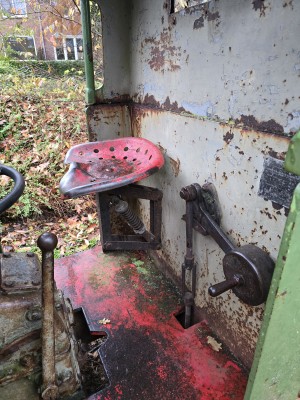 
                            <b>Rode metalen tractorstoel in roestige cabine met hendels en kruk.</b><br>
                                                        <b>ISO:</b> 800 | <b>Sluitertijd:</b> 1/100 | <b>Diafragma:</b> f/1.7 | <b>Datum:</b> 2025-11-16

                        