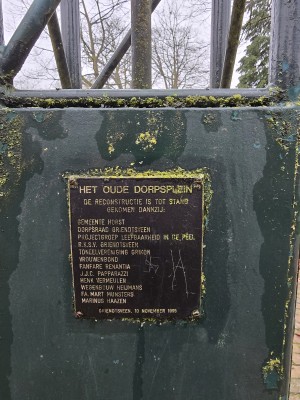 
                            <b>Gedenkplaat over reconstructie van Het Oude Dorpsplein, Griendtsveen.</b><br>
                                                        <b>ISO:</b> 250 | <b>Sluitertijd:</b> 1/50 | <b>Diafragma:</b> f/2.2 | <b>Datum:</b> 2025-11-16

                        