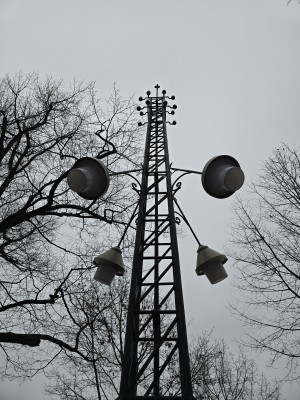 
                            <b>Hoge metalen lichtmast met meerdere hangende lampen en sierlijke armen.</b><br>
                                                        <b>ISO:</b> 25 | <b>Sluitertijd:</b> 1/180 | <b>Diafragma:</b> f/1.7 | <b>Datum:</b> 2025-11-16

                        