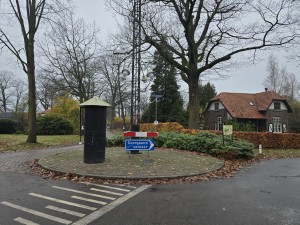 
                            <b>Verkeersbord met afzetting wijst doorgaand verkeer naar rechts.</b><br>
                                                        <b>ISO:</b> 100 | <b>Sluitertijd:</b> 1/180 | <b>Diafragma:</b> f/1.7 | <b>Datum:</b> 2025-11-16

                        