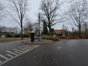 
                            <b>Kleine rotonde met bord Doorgaand verkeer en woonhuis op achtergrond.</b><br>
                                                        <b>ISO:</b> 50 | <b>Sluitertijd:</b> 1/100 | <b>Diafragma:</b> f/2.2 | <b>Datum:</b> 2025-11-16

                        