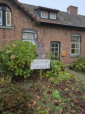 
                            <b>Welkomstbord met cartoon-ezel: 'Welkom in de stallen'.</b><br>
                                                        <b>ISO:</b> 160 | <b>Sluitertijd:</b> 1/180 | <b>Diafragma:</b> f/1.7 | <b>Datum:</b> 2025-11-16

                        