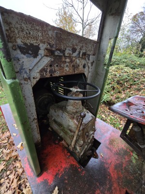 
                            <b>Verroeste oude tractorcockpit met blootliggende versnellingsbak en stuurwiel.</b><br>
                                                        <b>ISO:</b> 640 | <b>Sluitertijd:</b> 1/60 | <b>Diafragma:</b> f/2.2 | <b>Datum:</b> 2025-11-16

                        