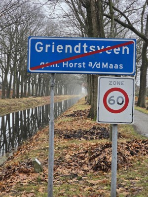 
                            <b>Einde bebouwde kom Griendtsveen met 60-kilometerzone.</b><br>
                                                        <b>ISO:</b> 100 | <b>Sluitertijd:</b> 1/50 | <b>Diafragma:</b> f/2.4 | <b>Datum:</b> 2025-11-16

                        