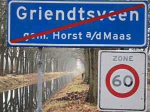 
                            <b>Plaatsnaambord Griendtsveen met zone 60.</b><br>
                                                        <b>ISO:</b> 250 | <b>Sluitertijd:</b> 1/50 | <b>Diafragma:</b> f/3.4 | <b>Datum:</b> 2025-11-16

                        
