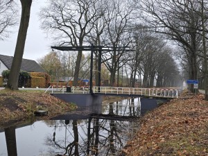
                            <b>Kleine ophaalbrug over smal kanaal met witte leuningen.</b><br>
                                                        <b>ISO:</b> 32 | <b>Sluitertijd:</b> 1/50 | <b>Diafragma:</b> f/1.7 | <b>Datum:</b> 2025-11-16

                        